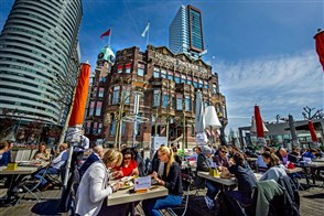 Vol terrasje voor hotel New York in Rotterdam