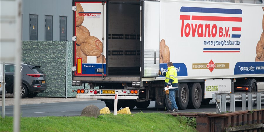 Lossen van goederen door vrachtauto