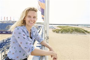 Maaike, applicatie developer, op het beach volleyball stadion in Den Haag