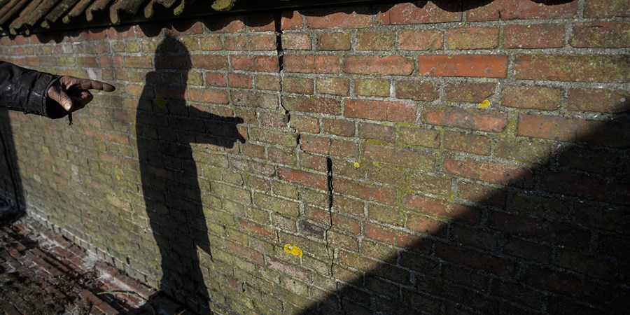 Nederland, Westeremden, 07-02-'18; Een oude boerderij in Westeremden is zwaar beschadigd door de aardbevingen in Noord-Groningen.