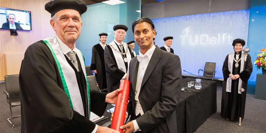 Farley Ishaak ontvangt zijn bul na de verdediging van zijn proefschrift aan de TU Delft