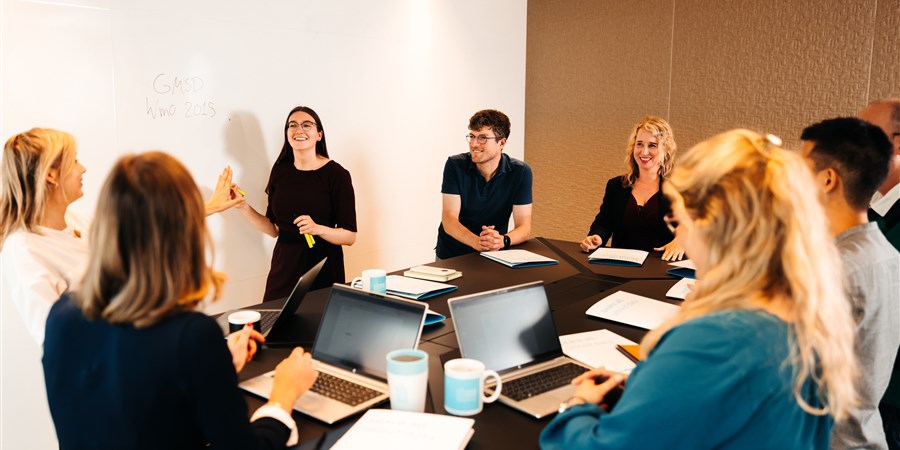 CBS medewerkers aan het werk bij CBS Den Haag