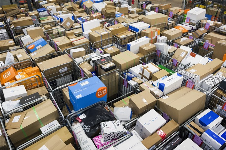 enorme rijen rolcontaiers vol met paketten