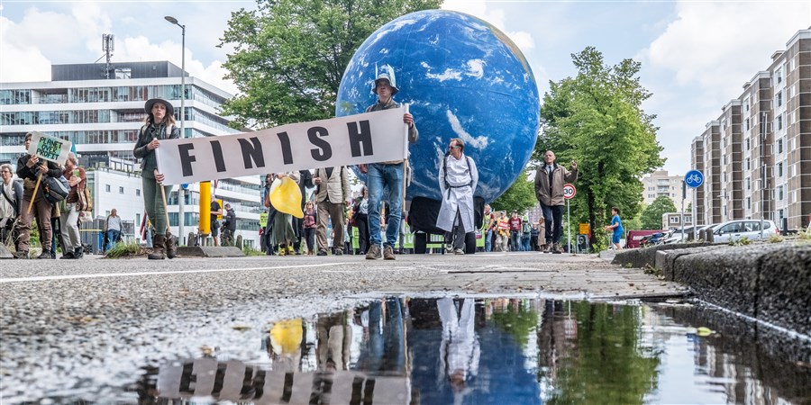 Demonstranten op de Amsterdamse Zuidas tijdens een klimaatmars, 2024.