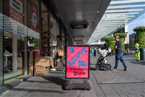  De Heerlense vestiging van CBS, met op de voorgrond een bord met het CBS-logo en de tekst "Centraal Bureau voor de Statistiek".