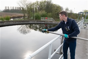 Man neemt monster bij rioolwaterzuivering