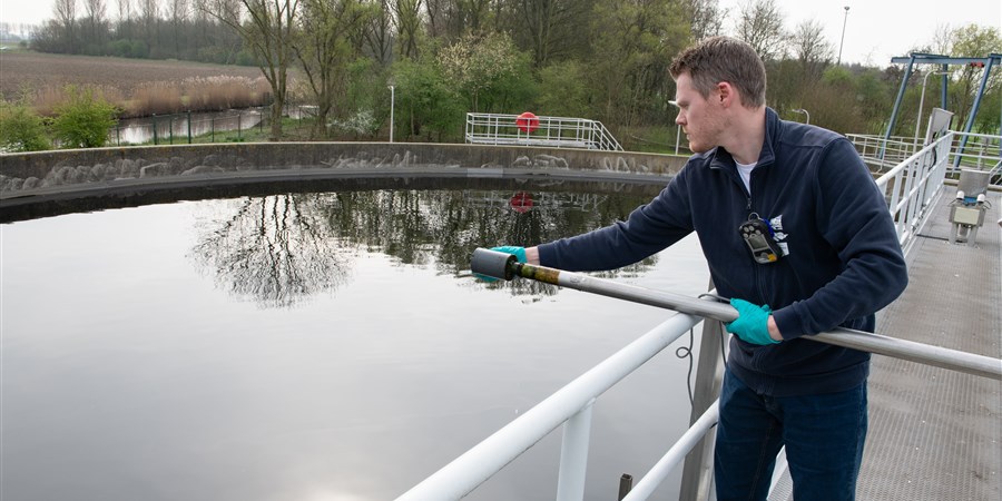 Man neemt monster bij rioolwaterzuivering