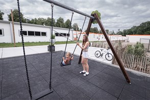 De Oekrainse jonge moeder Polina met haar zoontje Daniel &#40;1&#41; in het speeltuintje van de opvanglocatie. Daniel is in Heerlen geboren.