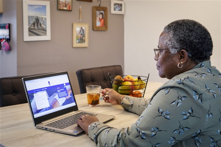 man loopt door een data service centrum