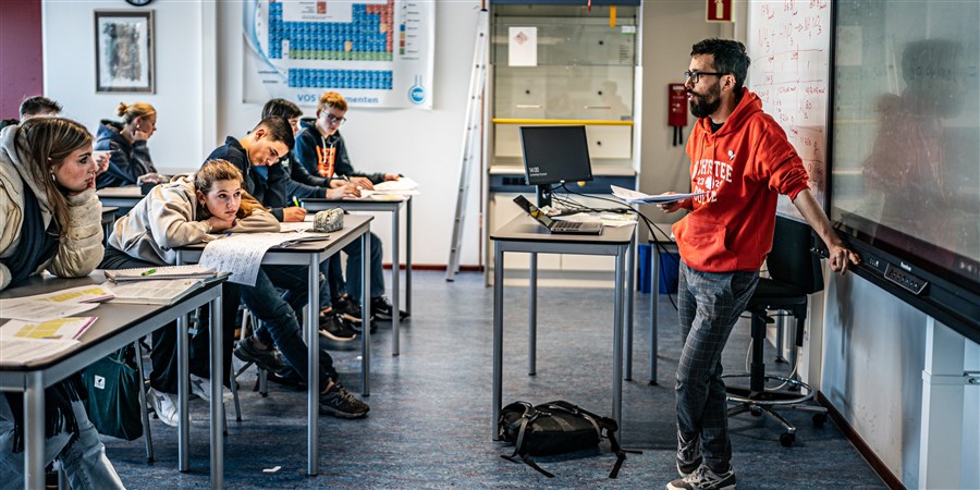 Docent staat voor de klas. Een innovatief experiment vindt plaats op het Vechtstedecollege in Weesp, waar ze experimenteren met kortere lesuren en minder onderwijstijd per dag.